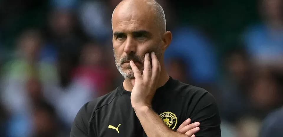 Entraîneur observant le match avec une expression pensive