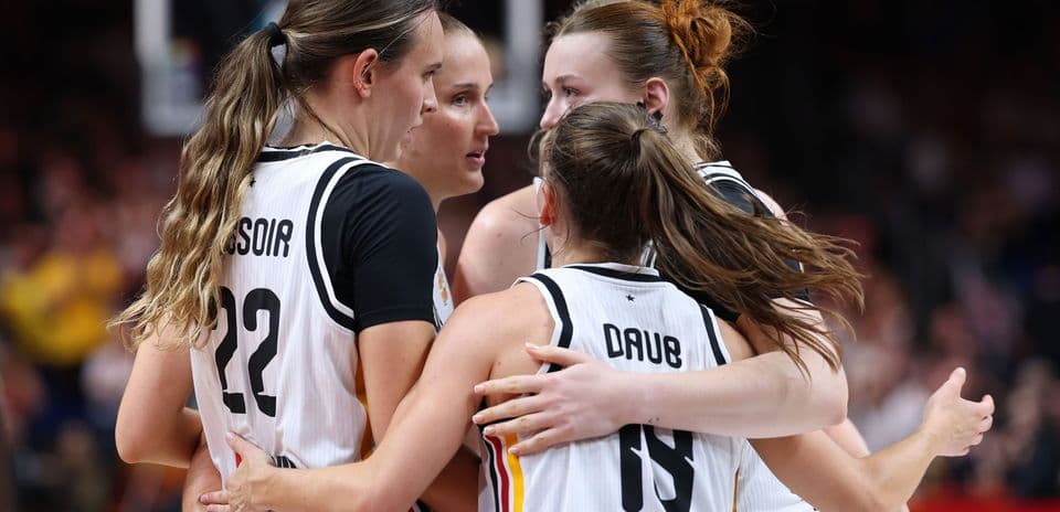 Joueuses de basket se regroupant en célébration