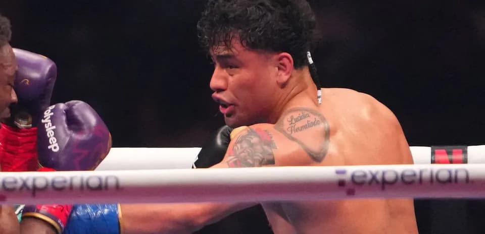 Boxeur lançant un coup pendant un match de boxe