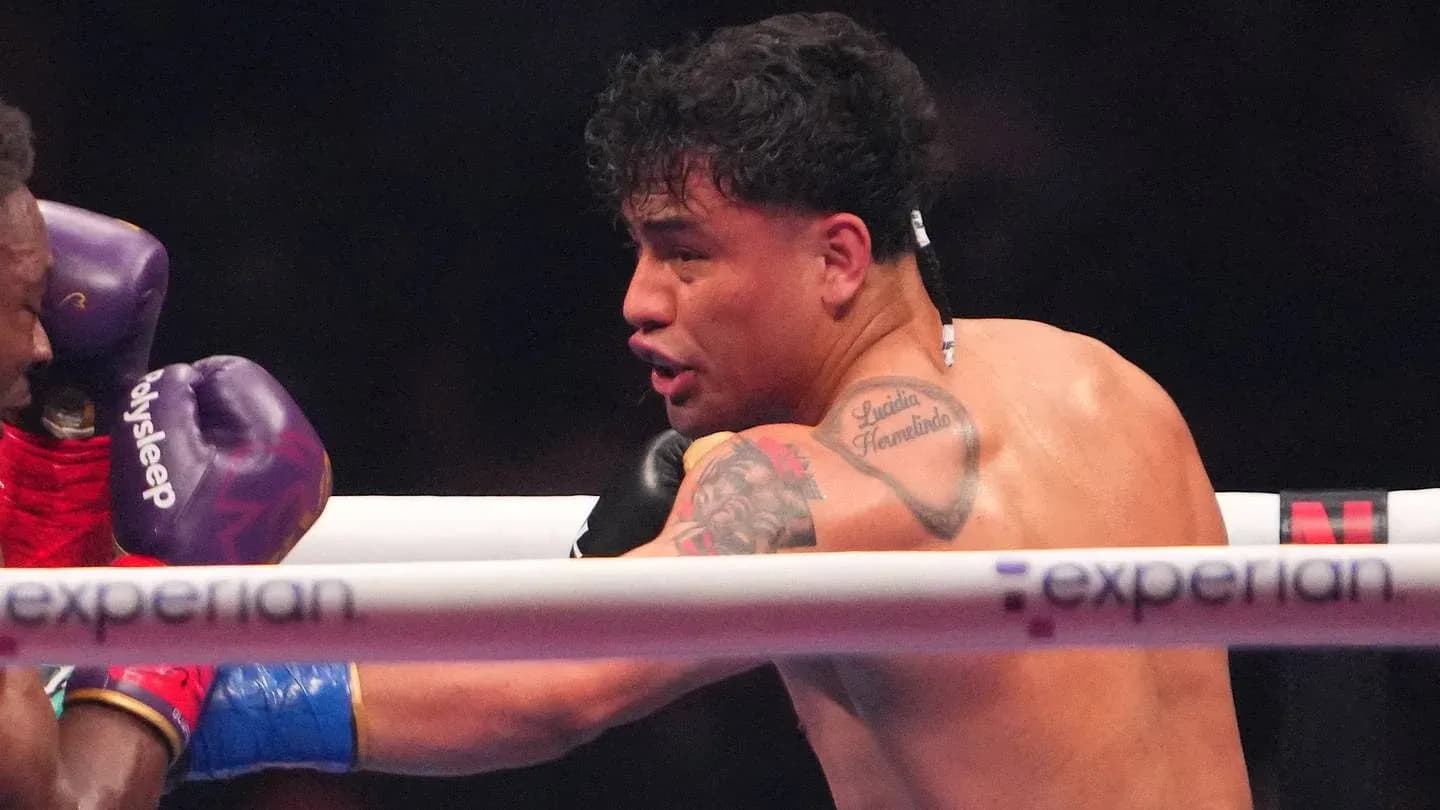 Boxeur lançant un coup pendant un match de boxe