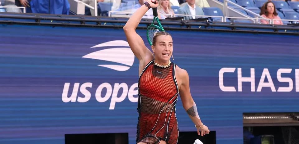 Joueuse de tennis servant au US Open