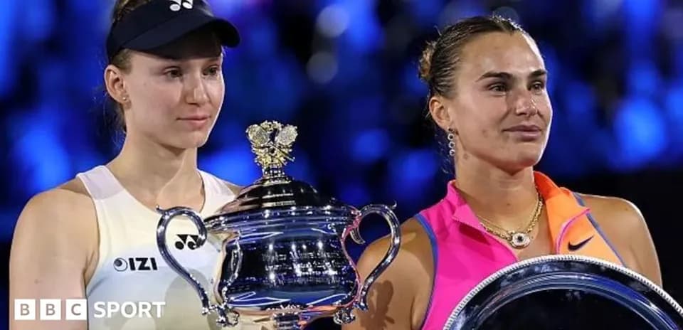 Deux joueuses tenant leurs trophées après un match