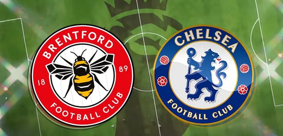 Logos de Brentford et Chelsea sur le terrain de football