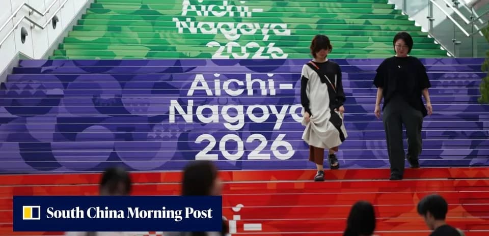 Femmes descendant des escaliers décorés pour Aichi-Nagoya 2026