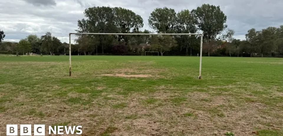 But de football vide sur un terrain herbeux