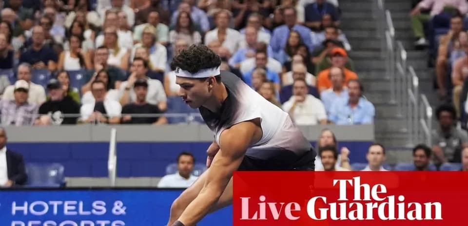 Joueur de tennis servant devant un public enthousiaste