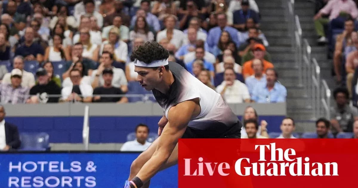 Joueur de tennis servant devant un public enthousiaste
