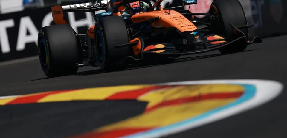 Voiture de Formule 1 sur circuit avec virage