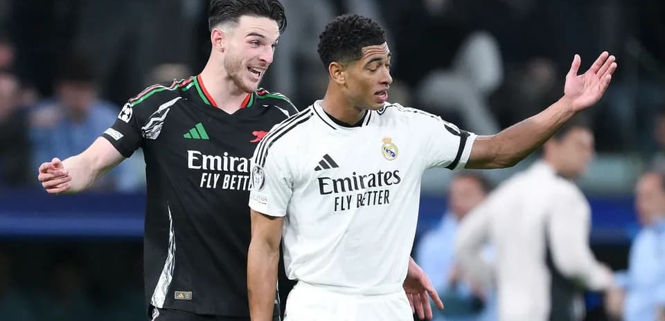 Deux joueurs discutant sur le terrain pendant le match