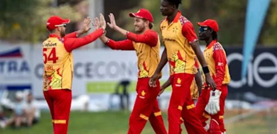 Joueurs de cricket célébrant un wicket ensemble