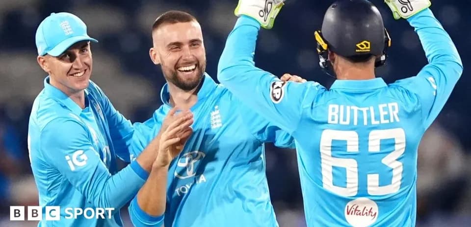 Joueurs anglais célébrant un wicket au cricket