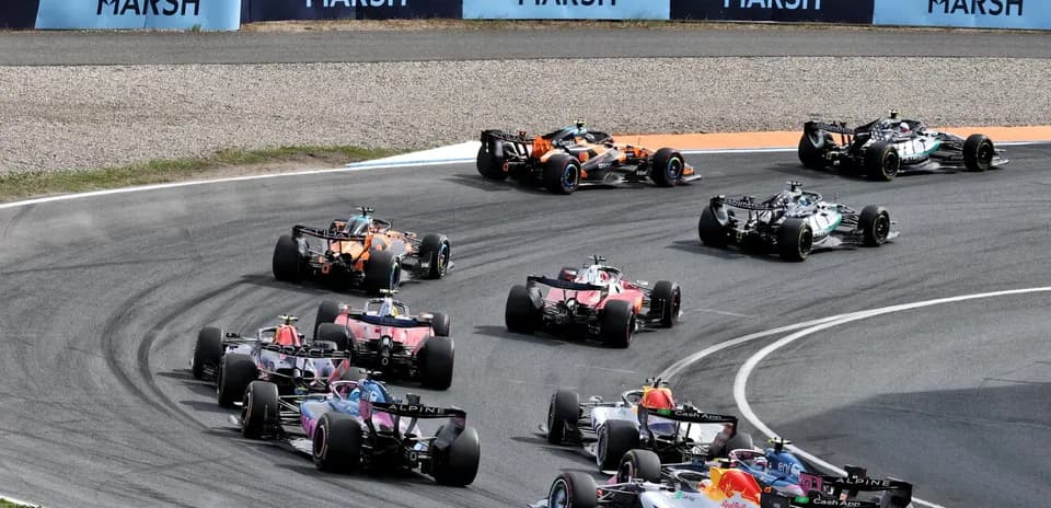Voitures de Formule 1 en virage lors d'une course
