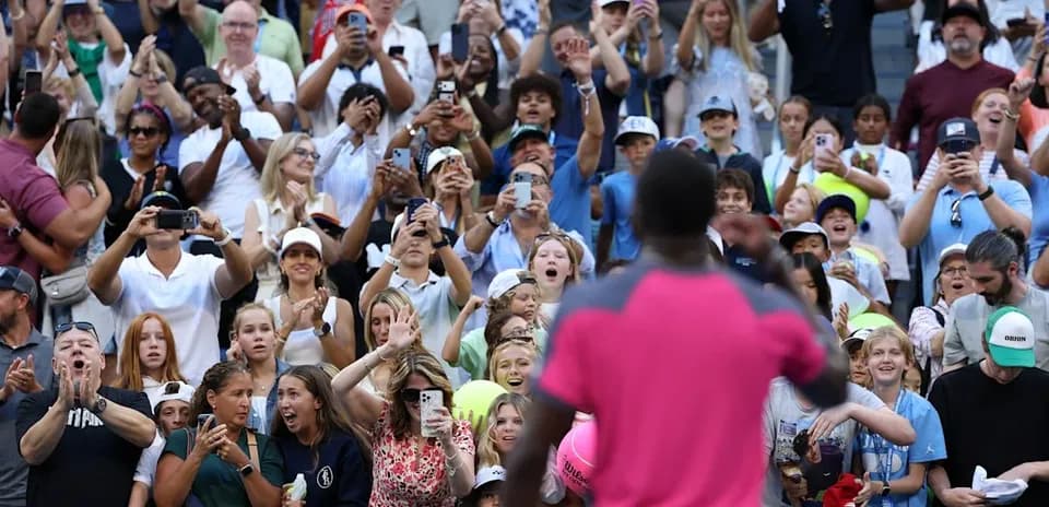 Foule enthousiaste applaudissant un joueur sur le court