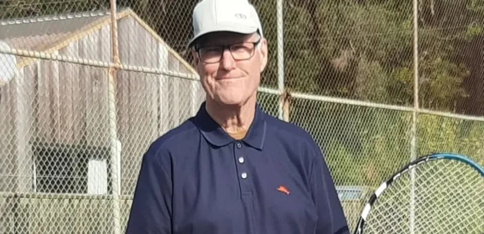 Homme avec une raquette de tennis sur un court