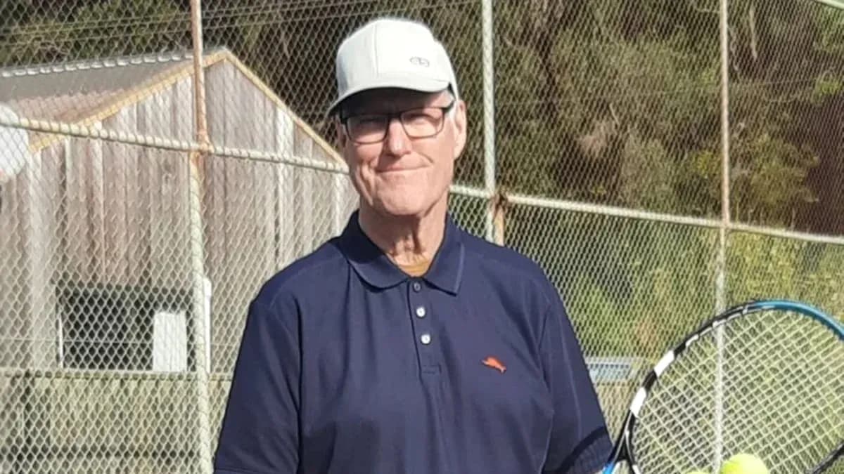Homme avec une raquette de tennis sur un court