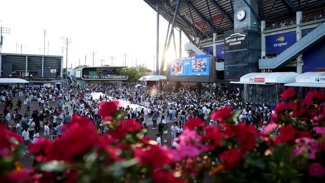 Foule devant l'Arthur Ashe Stadium pendant l'US Open