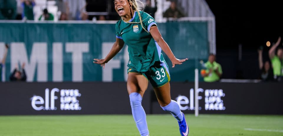 Joueuse célébrant un but lors d'un match de football