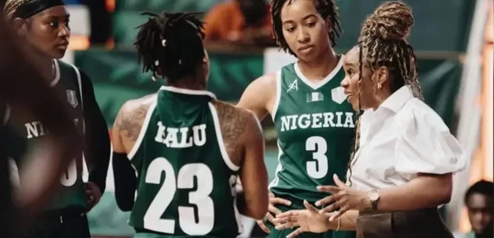 Entraîneur discutant avec joueuses de l'équipe Nigeria