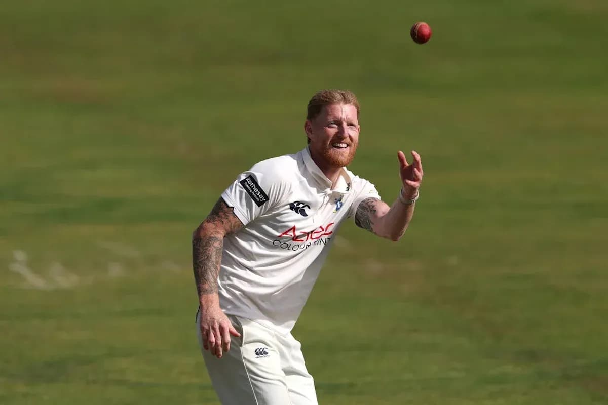 Joueur de cricket attrapant une balle en plein air