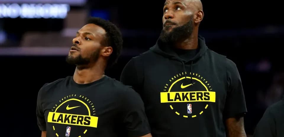 Joueurs des Lakers en tenue d'échauffement sur le terrain
