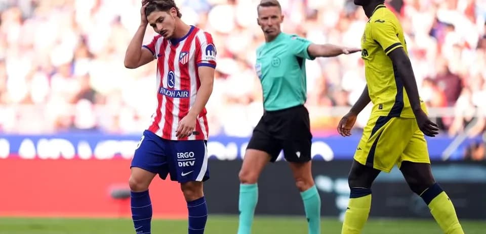 Joueur d'Atlético Madrid déçu après une décision arbitrale
