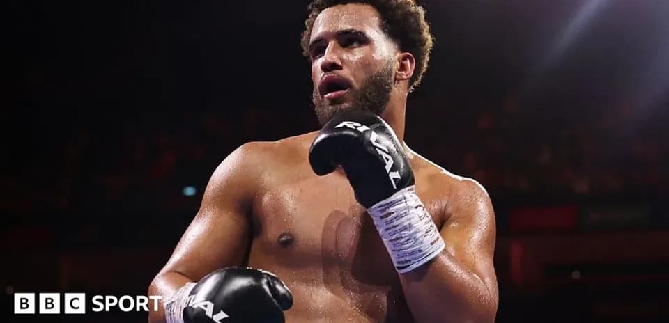 Boxeur torse nu dans le ring avec gants