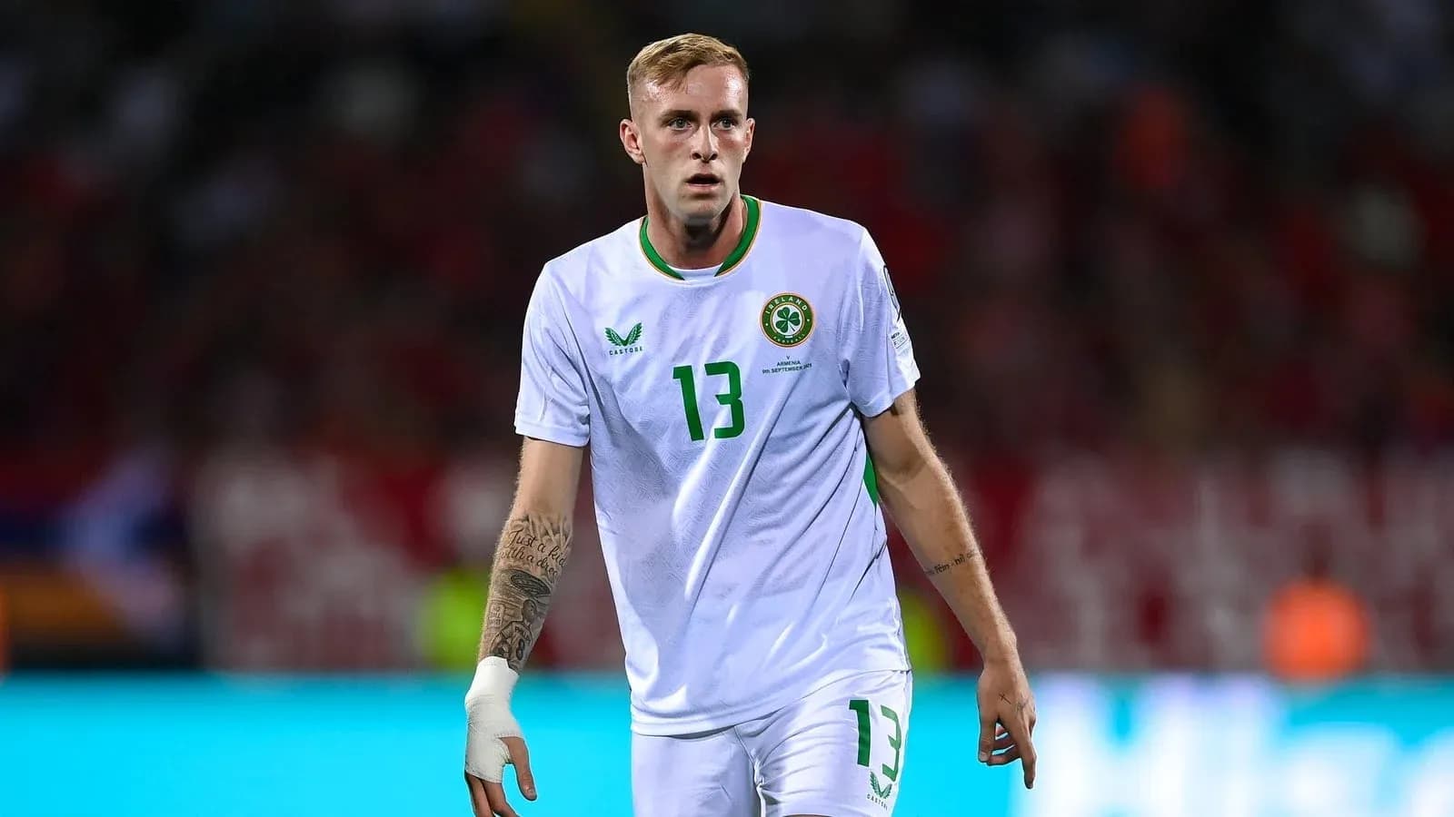 Joueur irlandais en tenue de match sur le terrain