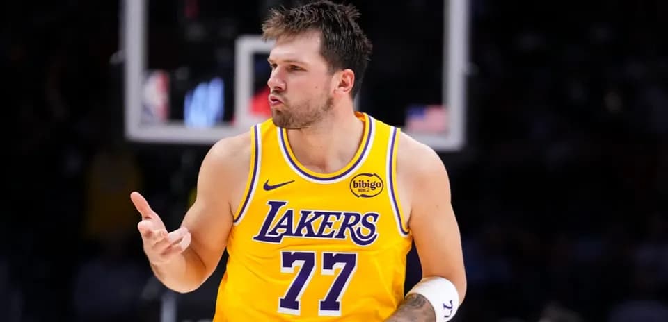 Joueur des Lakers célébrant un point marqué
