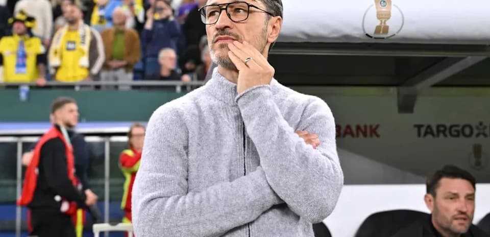 Entraîneur observant le match depuis le banc