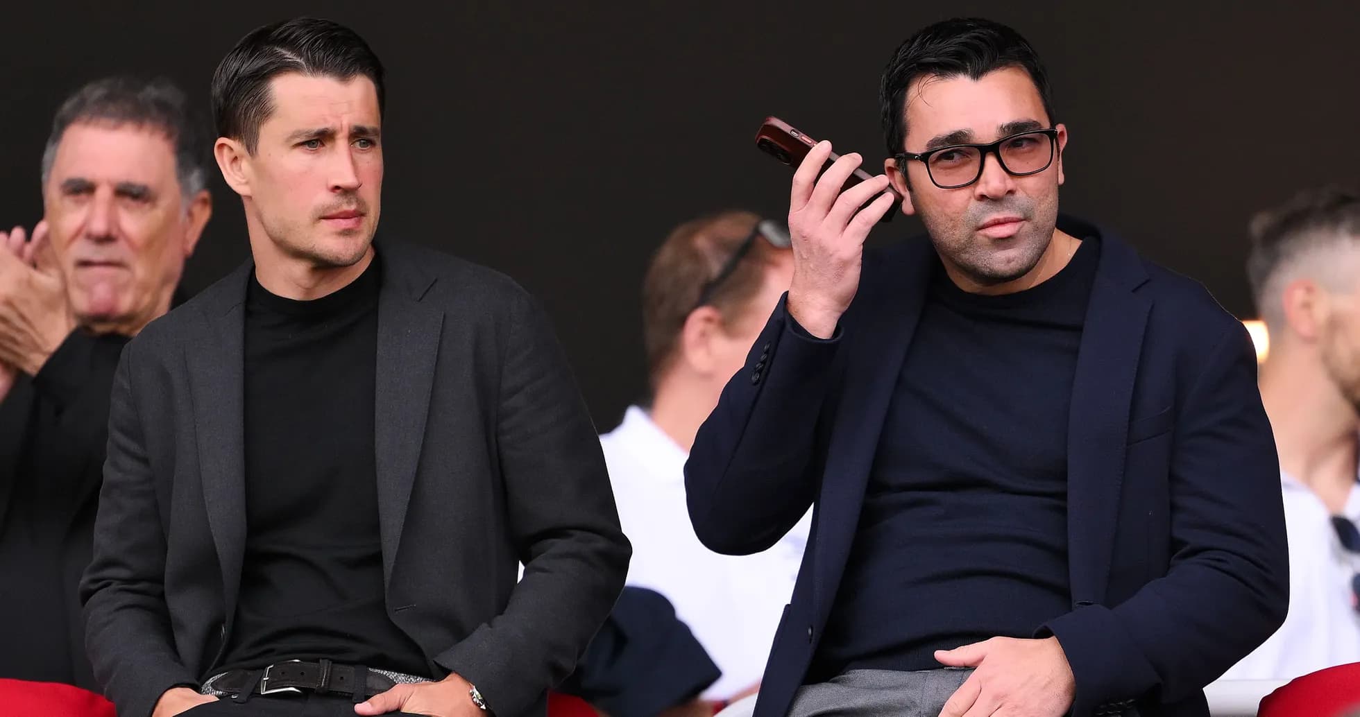 Deux hommes dans les tribunes lors d'un match