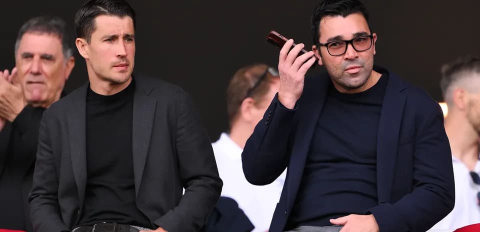 Deux hommes dans les tribunes lors d'un match