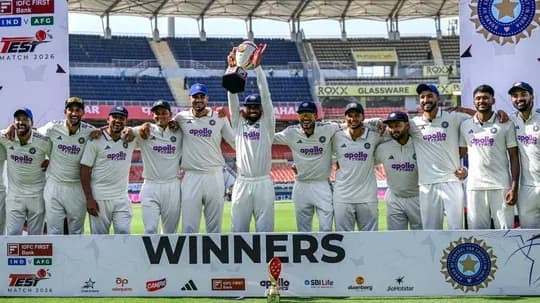 Équipe indienne célébrant leur victoire avec trophée