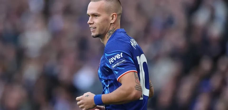Joueur de football en maillot bleu sur le terrain