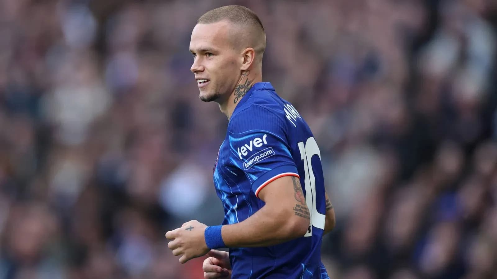 Joueur de football en maillot bleu sur le terrain