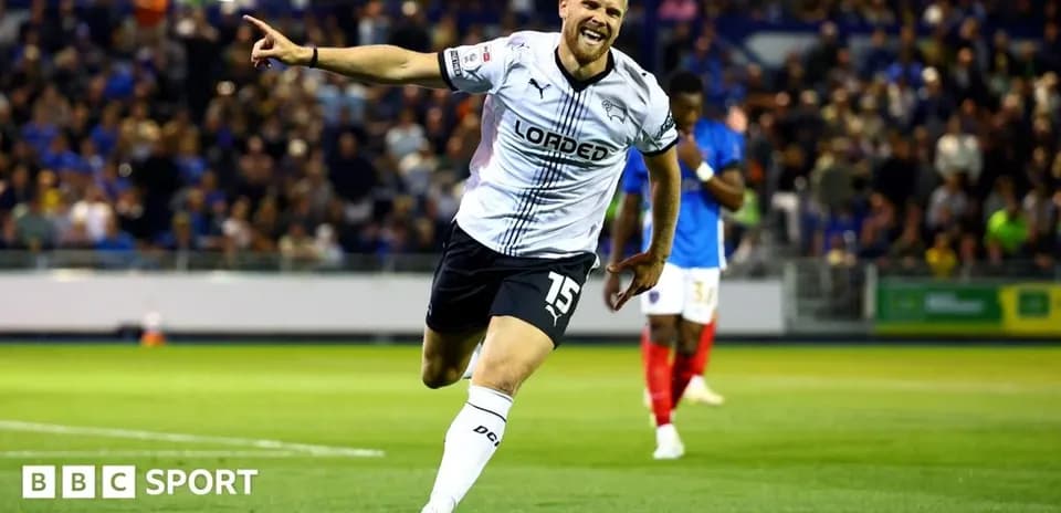 Joueur célébrant un but lors d'un match de football