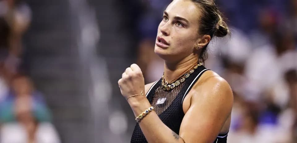 Joueuse de tennis célébrant un point gagné