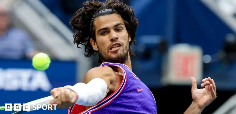 Joueur de tennis frappant une balle en match