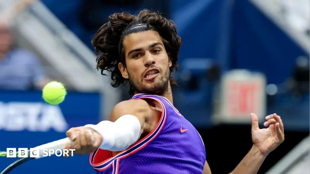 Joueur de tennis frappant une balle en match