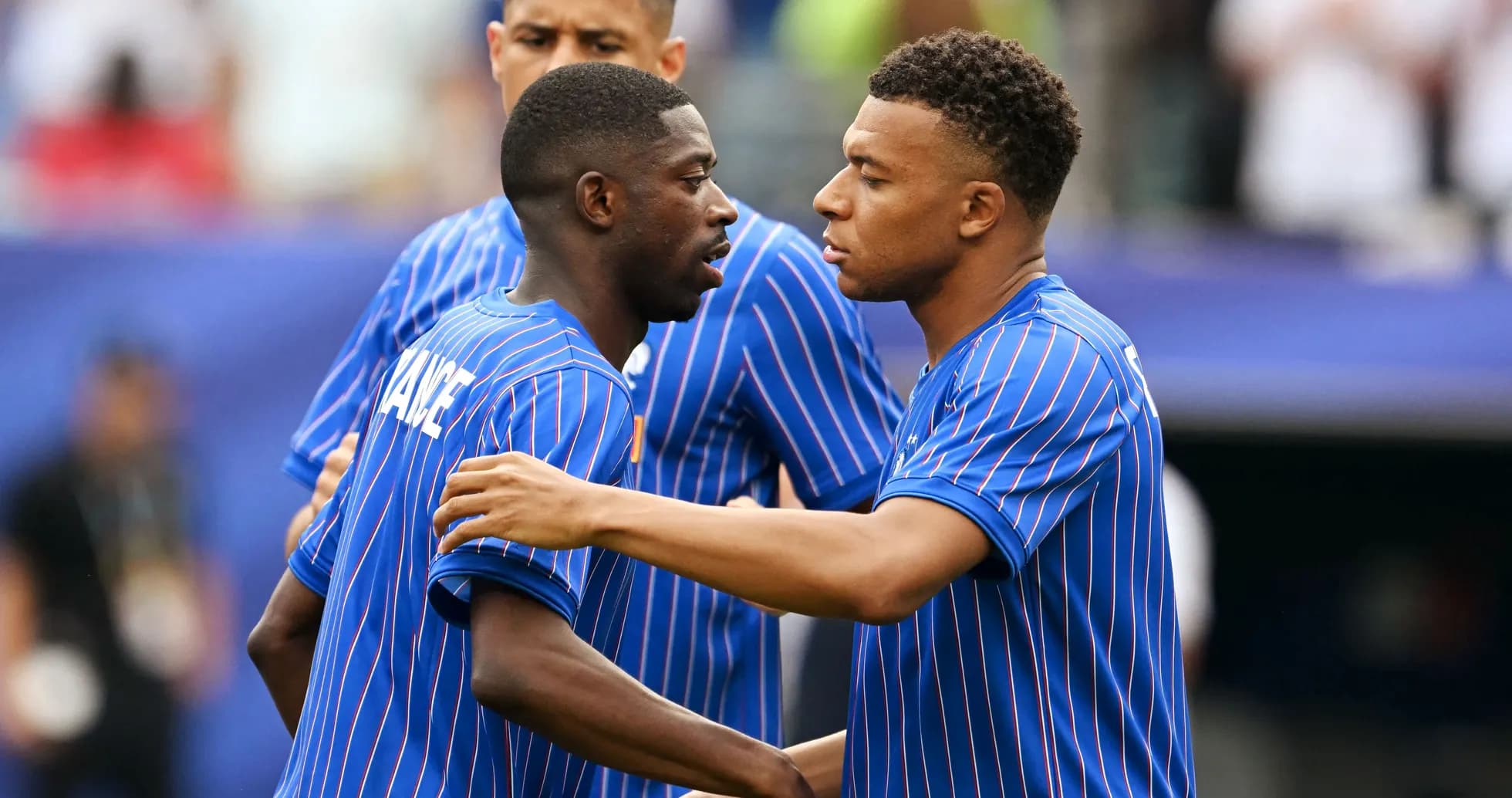 Joueurs de l'équipe de France en discussion sur le terrain