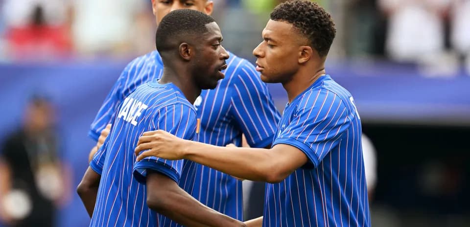 Joueurs de l'équipe de France en discussion sur le terrain