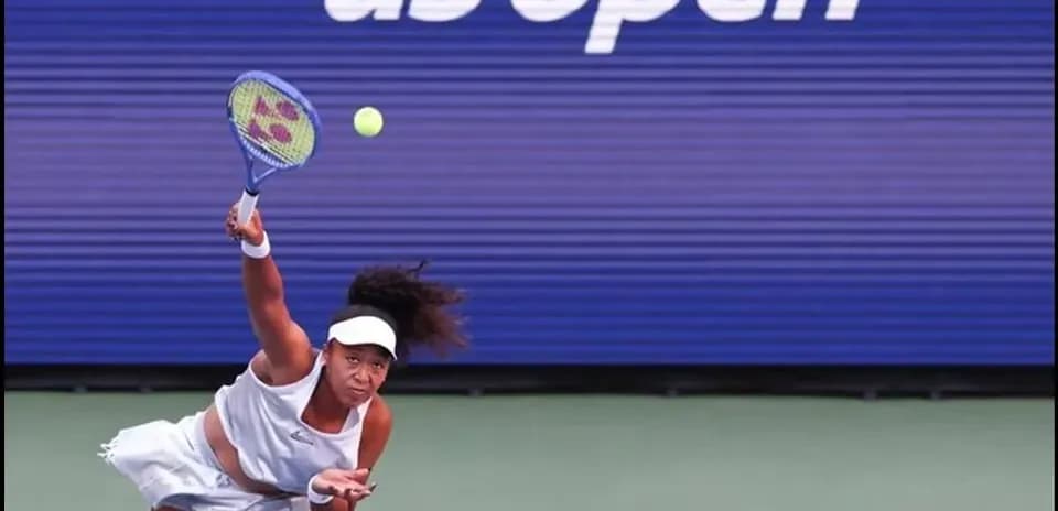 Joueuse servant lors de l'US Open