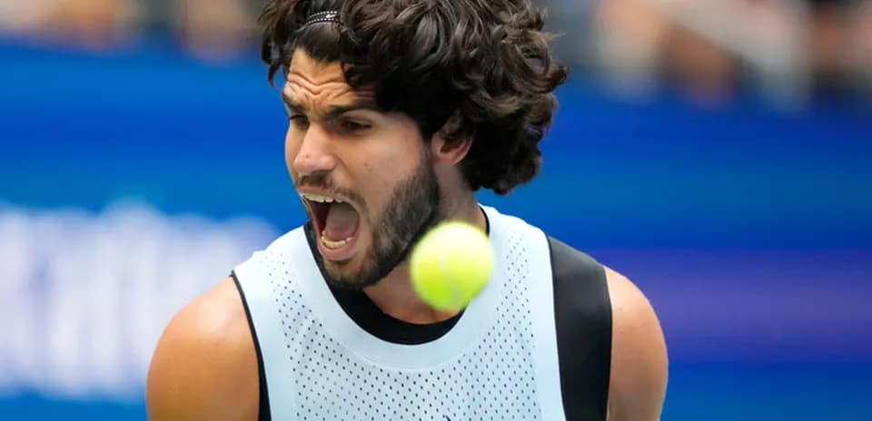 Joueur de tennis frappant une balle pendant un match