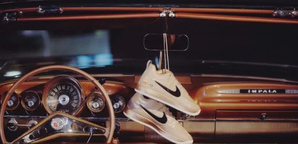 Baskets Nike suspendues dans une voiture vintage