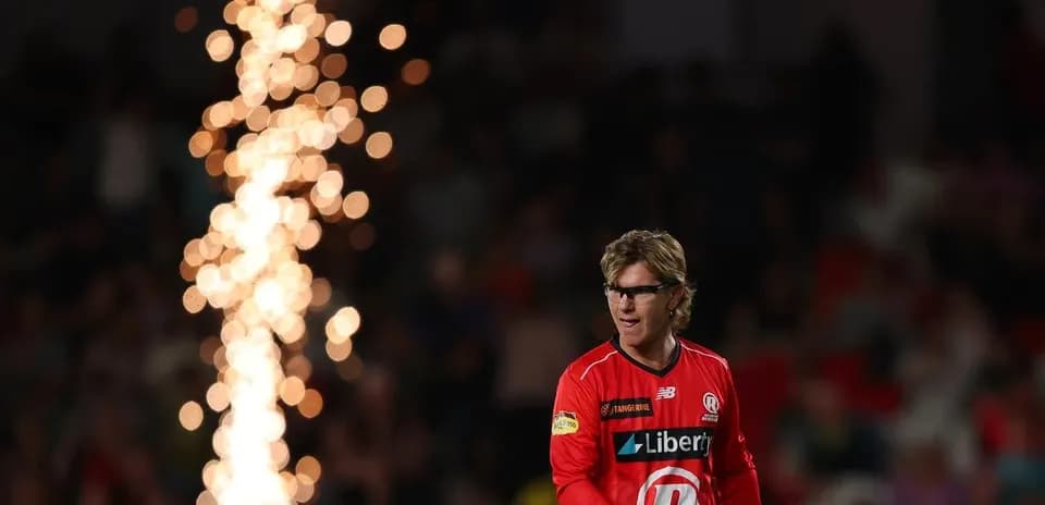 Joueur en tenue rouge avec feux d'artifice en arrière-plan