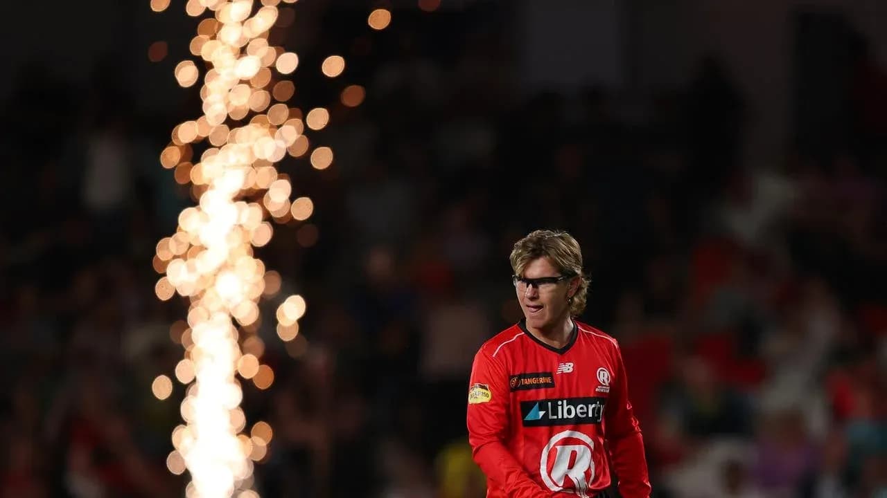 Joueur en tenue rouge avec feux d'artifice en arrière-plan