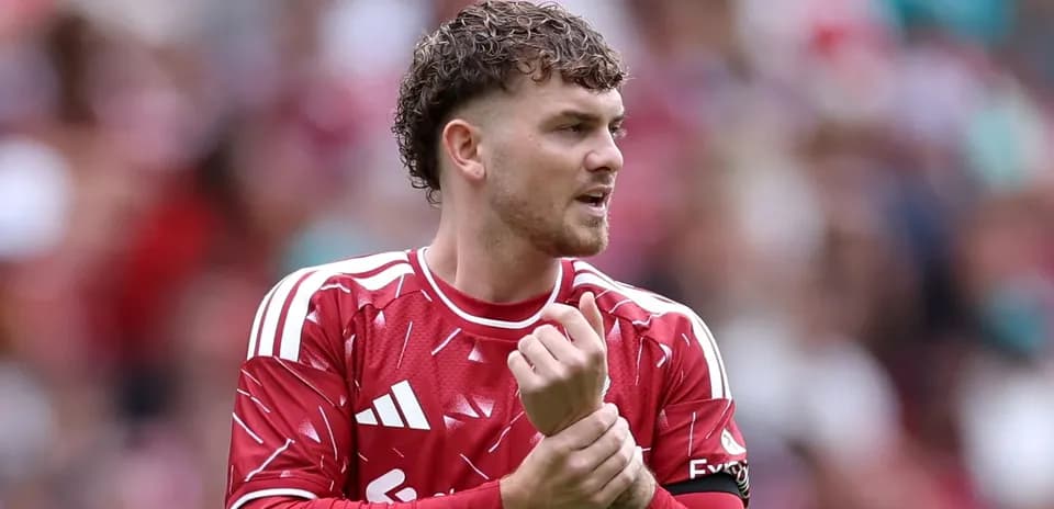 Joueur en maillot rouge ajustant son poignet