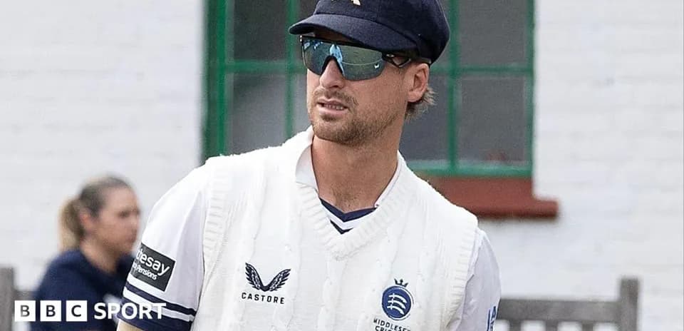 Joueur de cricket portant un pull de Middlesex