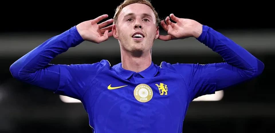 Joueur de Chelsea se tenant les oreilles après un but