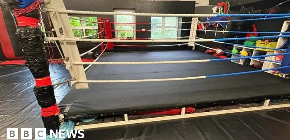 Ring de boxe avec équipements d'entraînement en arrière-plan