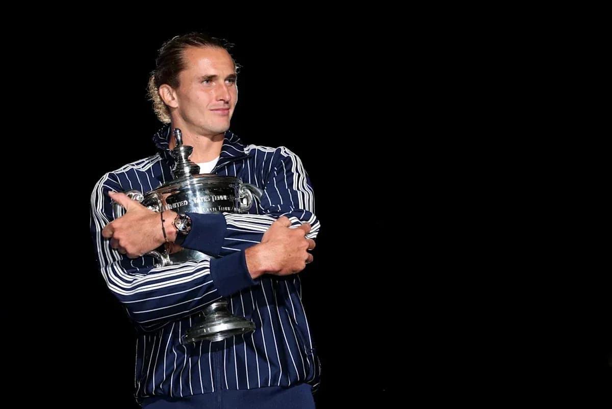 Joueur tenant le trophée de l'US Open